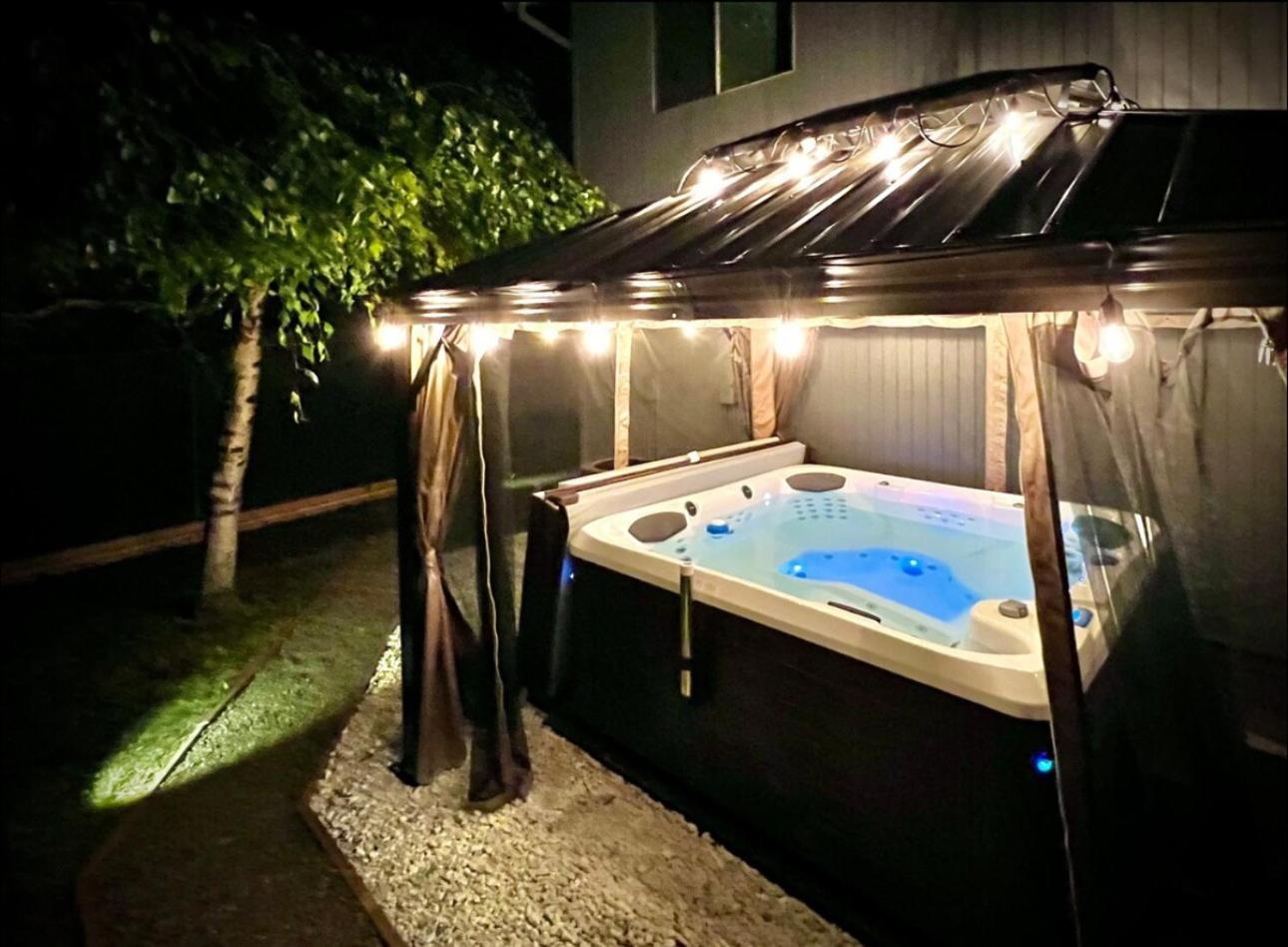Private Level Of The House With Spa グレシャム エクステリア 写真